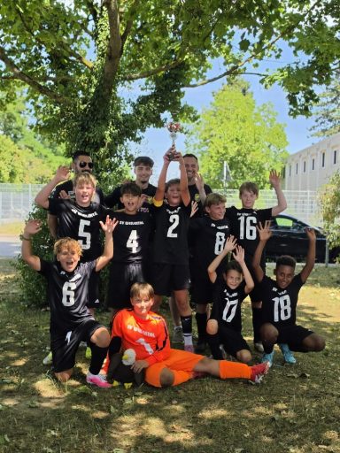 D Jugend mit dem Sieger- Pokal