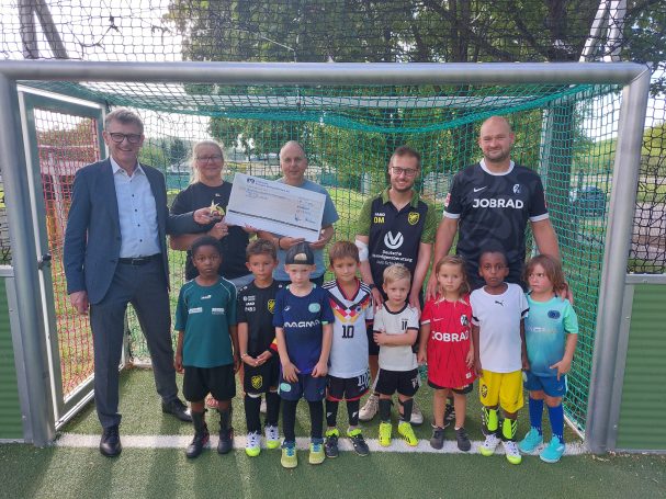 Gruppenbild mit Scheck, danke an die Volksbank